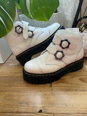 Dr martens Devon flower buckle platform boots